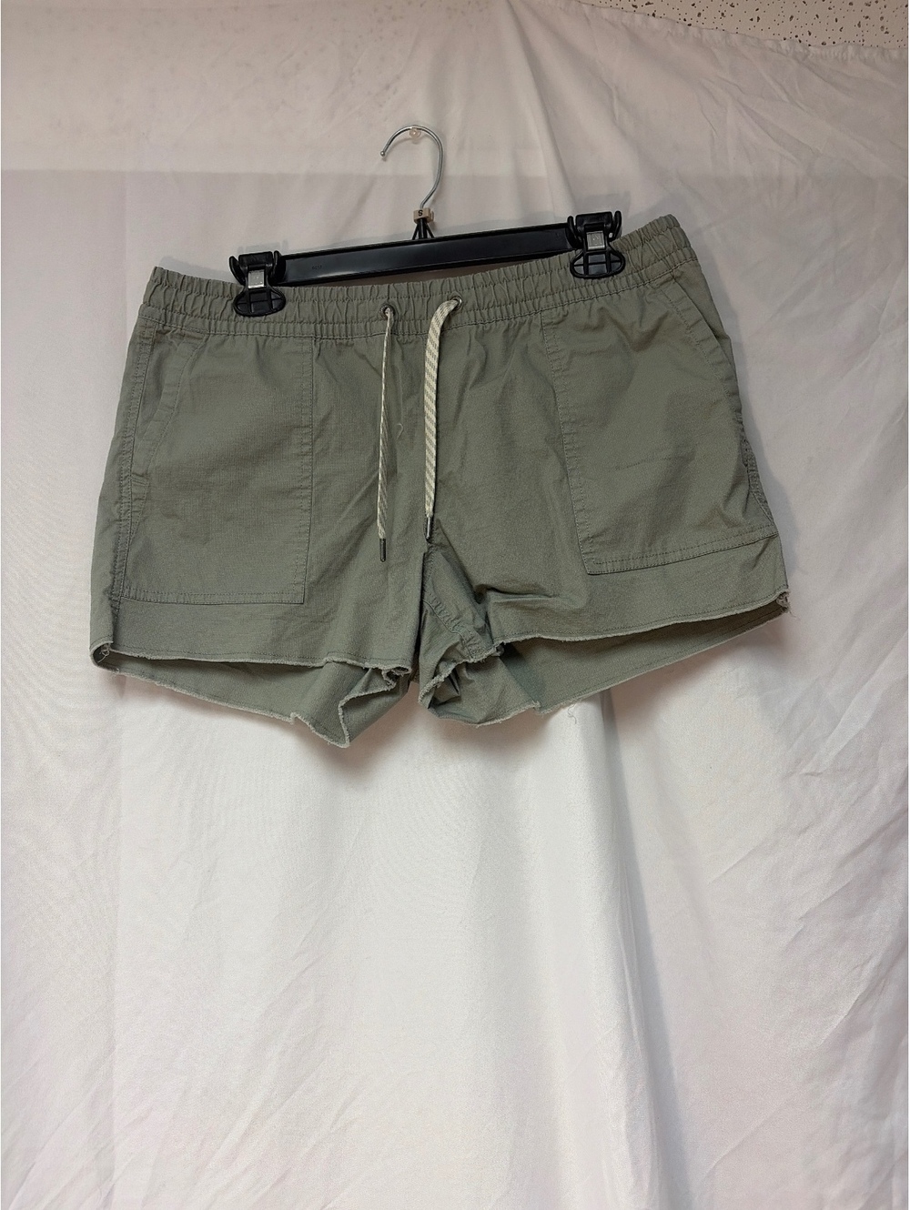 Vuori Women’s  Medium Light Green Athletic Shorts with Drawstring Waist
